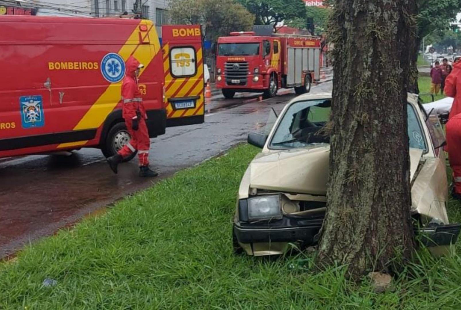 foto de Carro bate em árvore na Av. Colombo e uma pessoa fica ferida