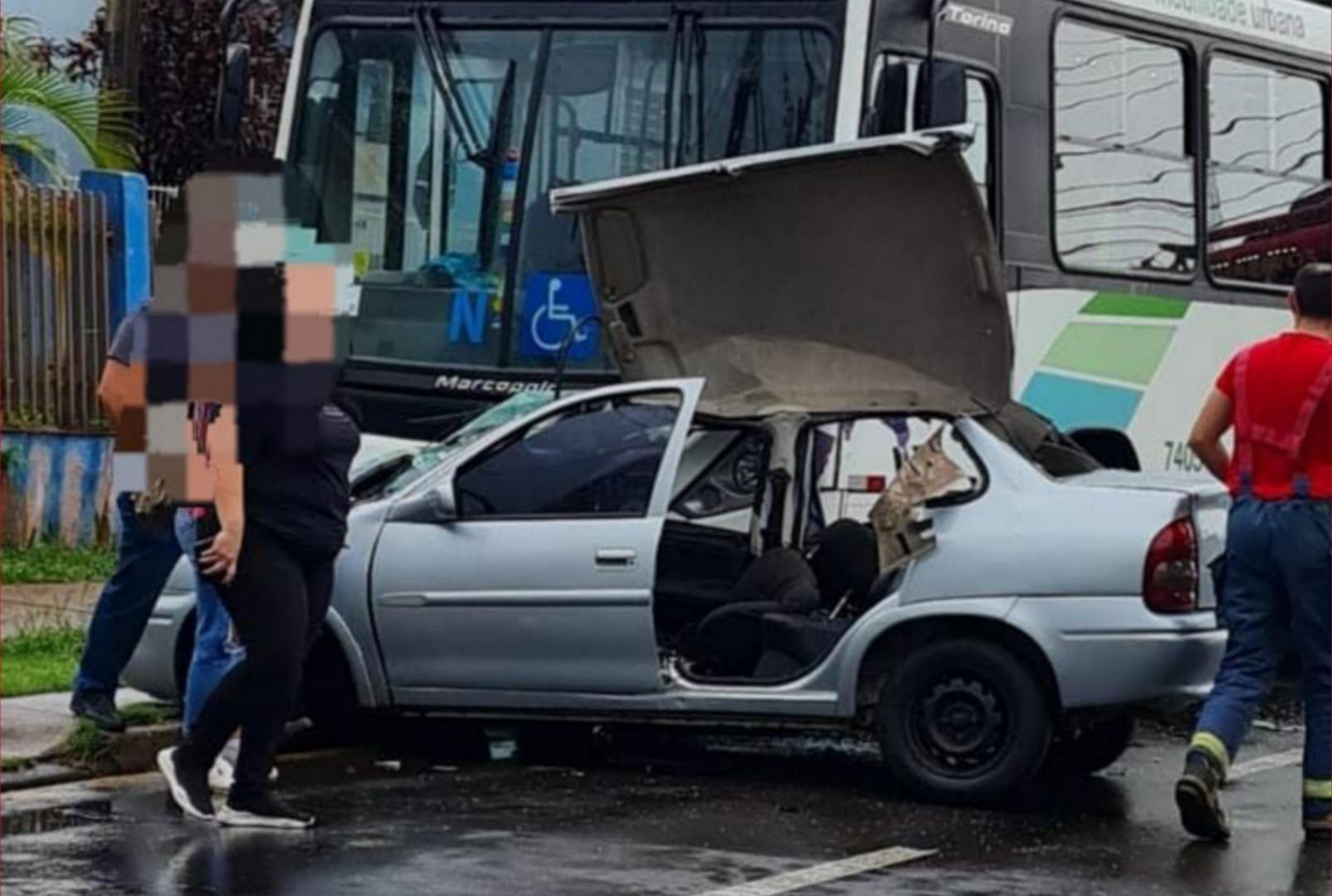 foto de Bombeiros cortam teto de carro para retirar motorista após acidente em Maringá