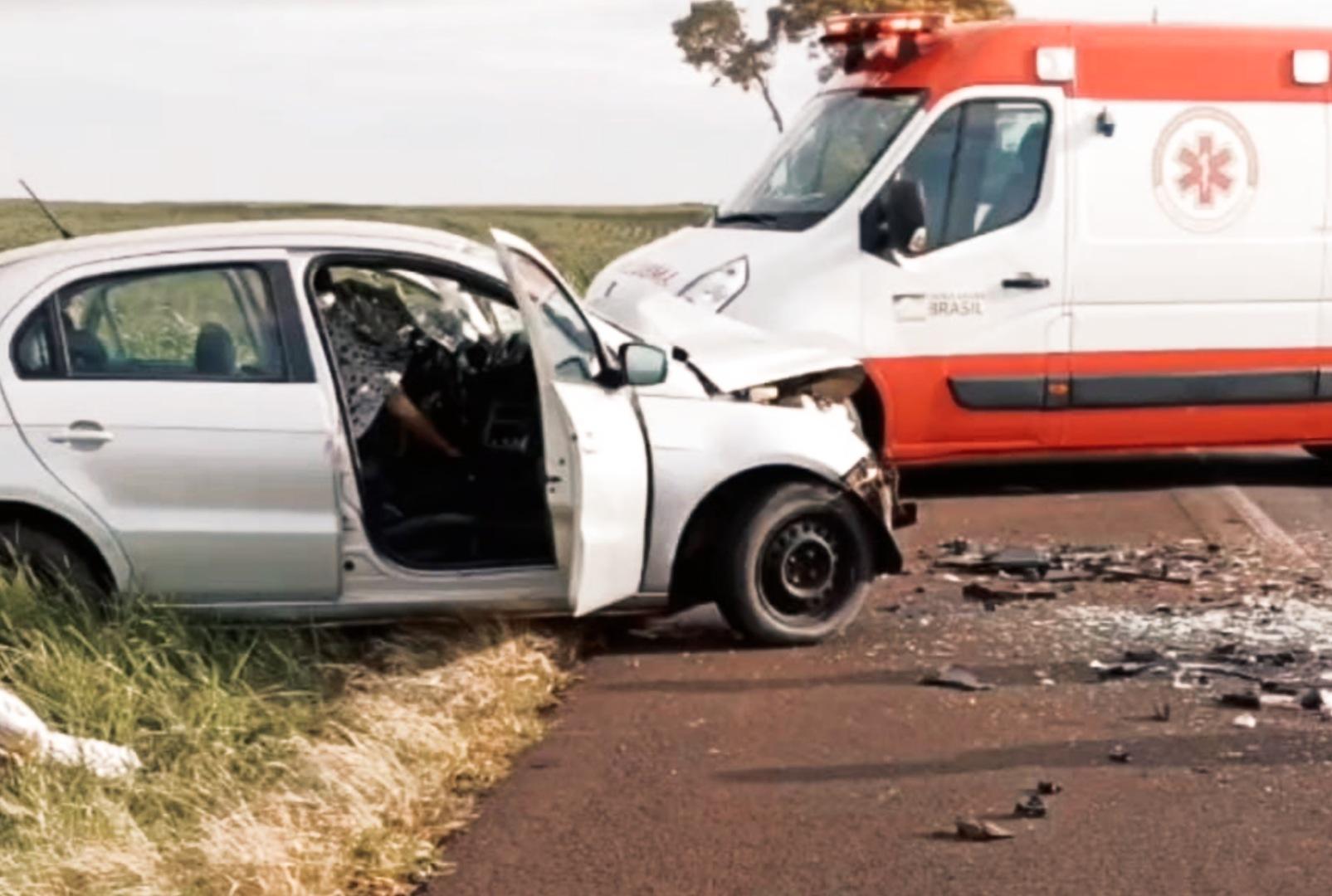 foto de Tragédia: colisão frontal entre dois carros deixa três mortos no PR