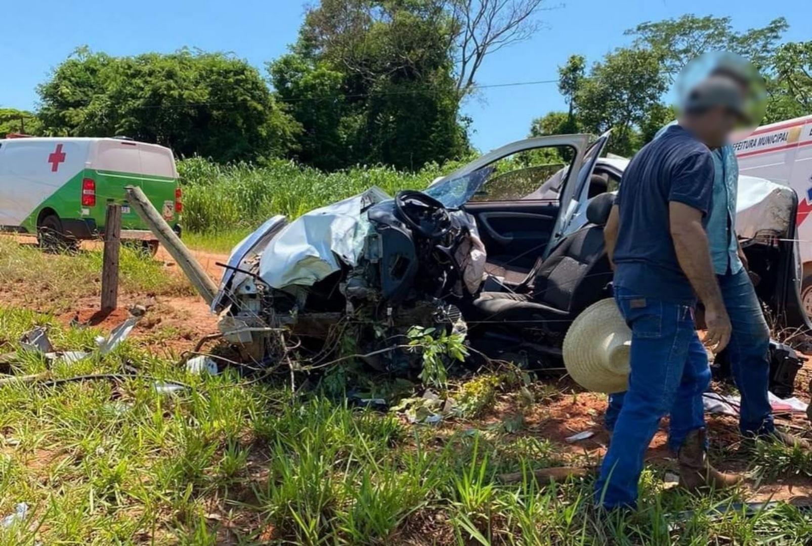 foto de Mulher fica em estado gravíssimo após carro bater em árvore e Samu de Maringá com helicóptero é acionado para prestar atendimento à vítima