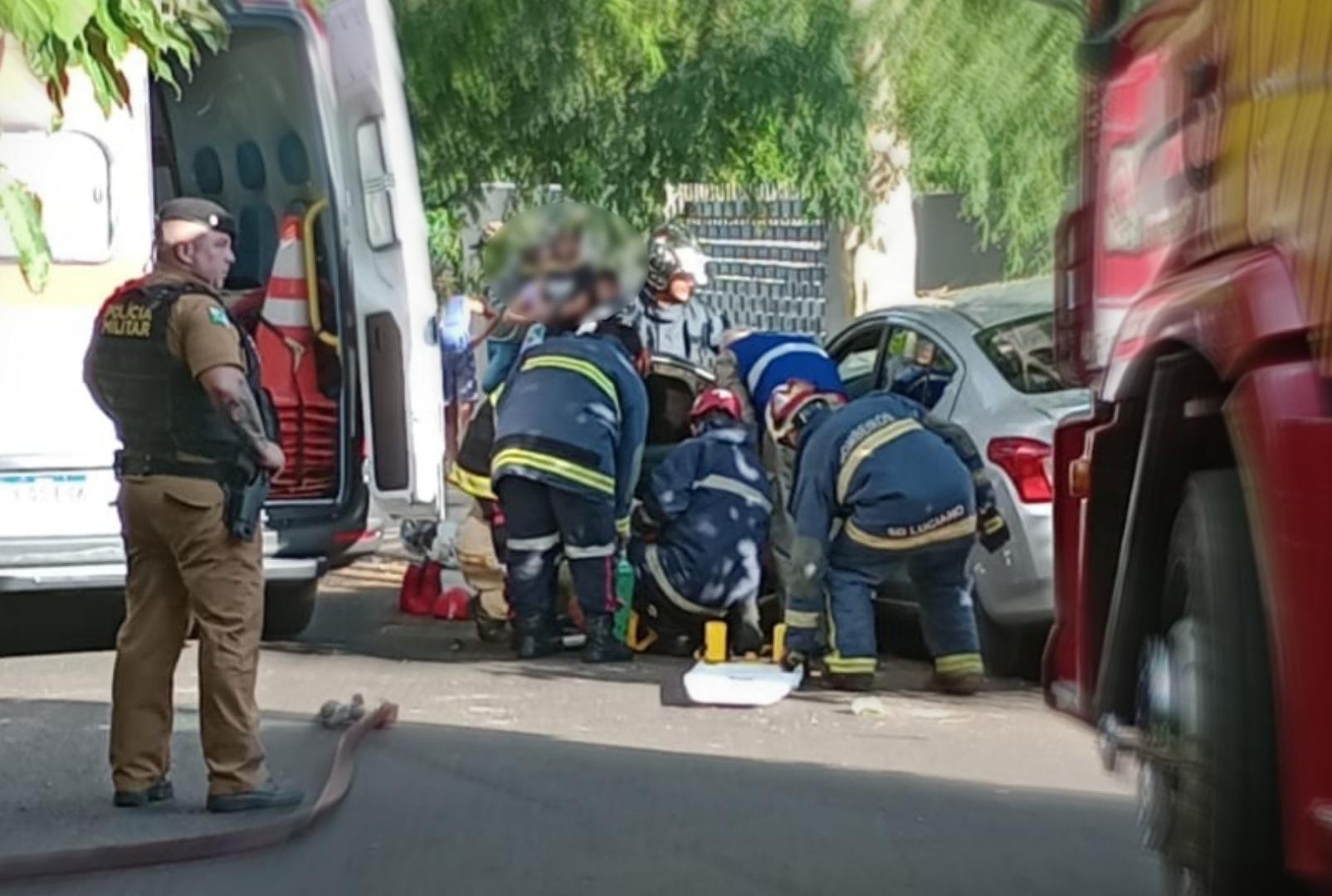 foto de Colisão entre carro e árvore deixa duas mulheres e uma criança em estado grave