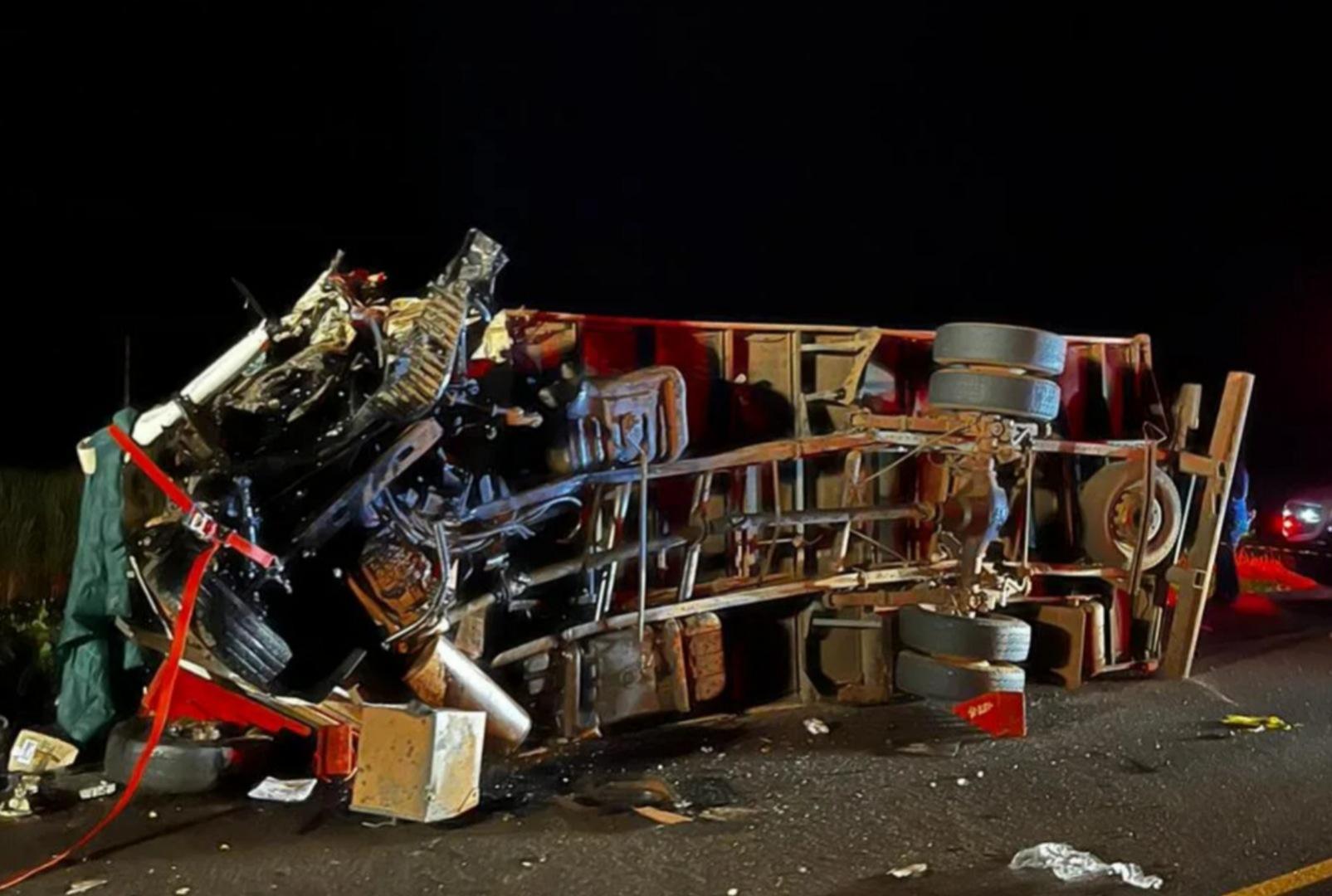 foto de Tragédia: Pelo menos três pessoas morreram em acidente na região durante a noite - diz bombeiros 