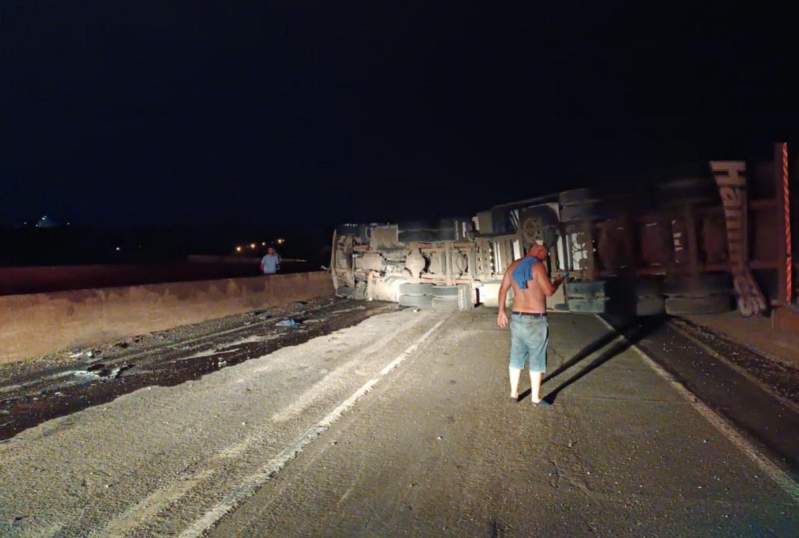 foto de Após atropelamento com morte carreta tomba no Contorno Norte de Maringá