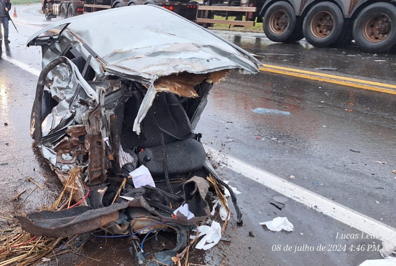 foto de Trágico: colisão entre carro e carreta termina em morte na BR-376