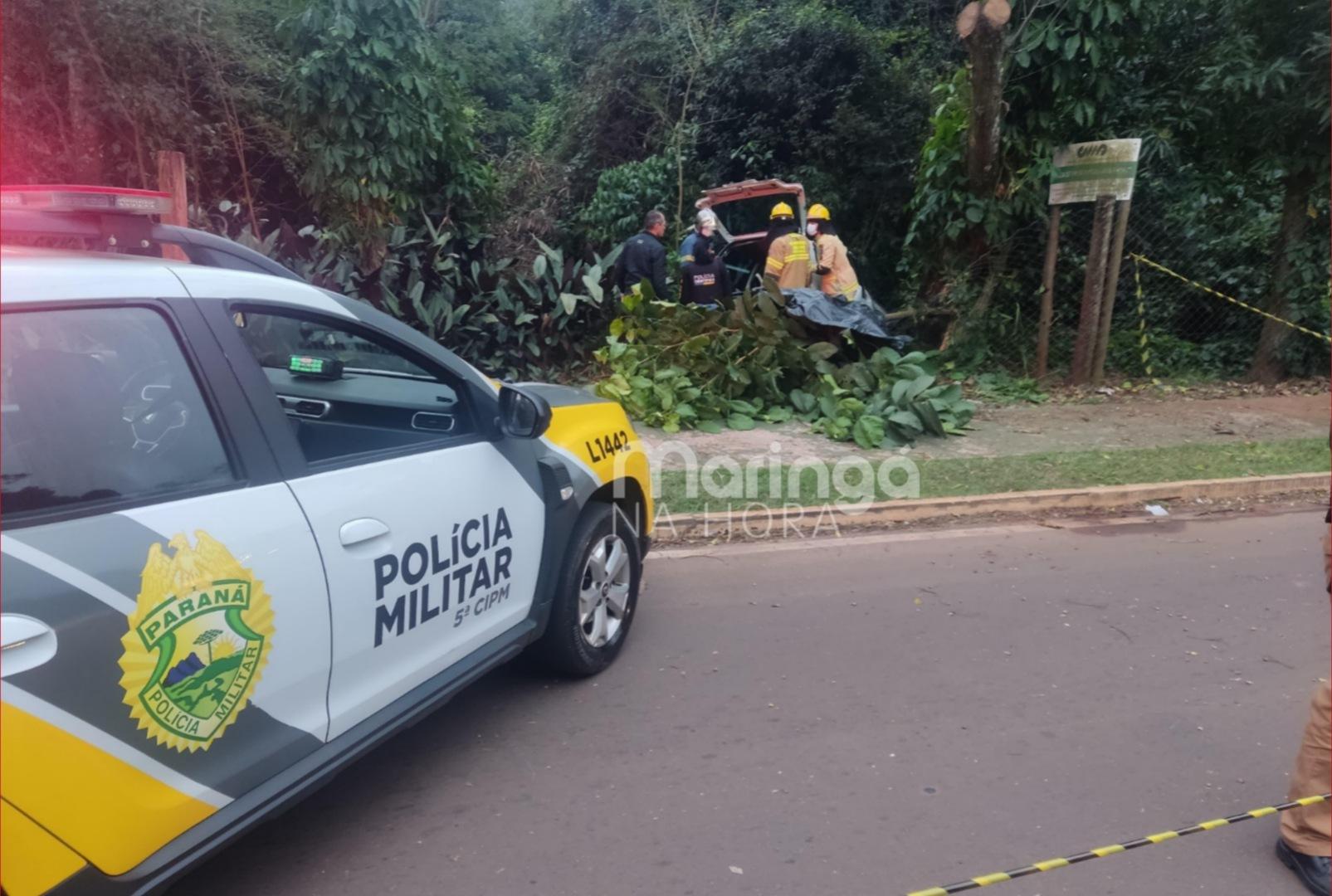 foto de Trágico: duas pessoas morrem após carro bater em árvore