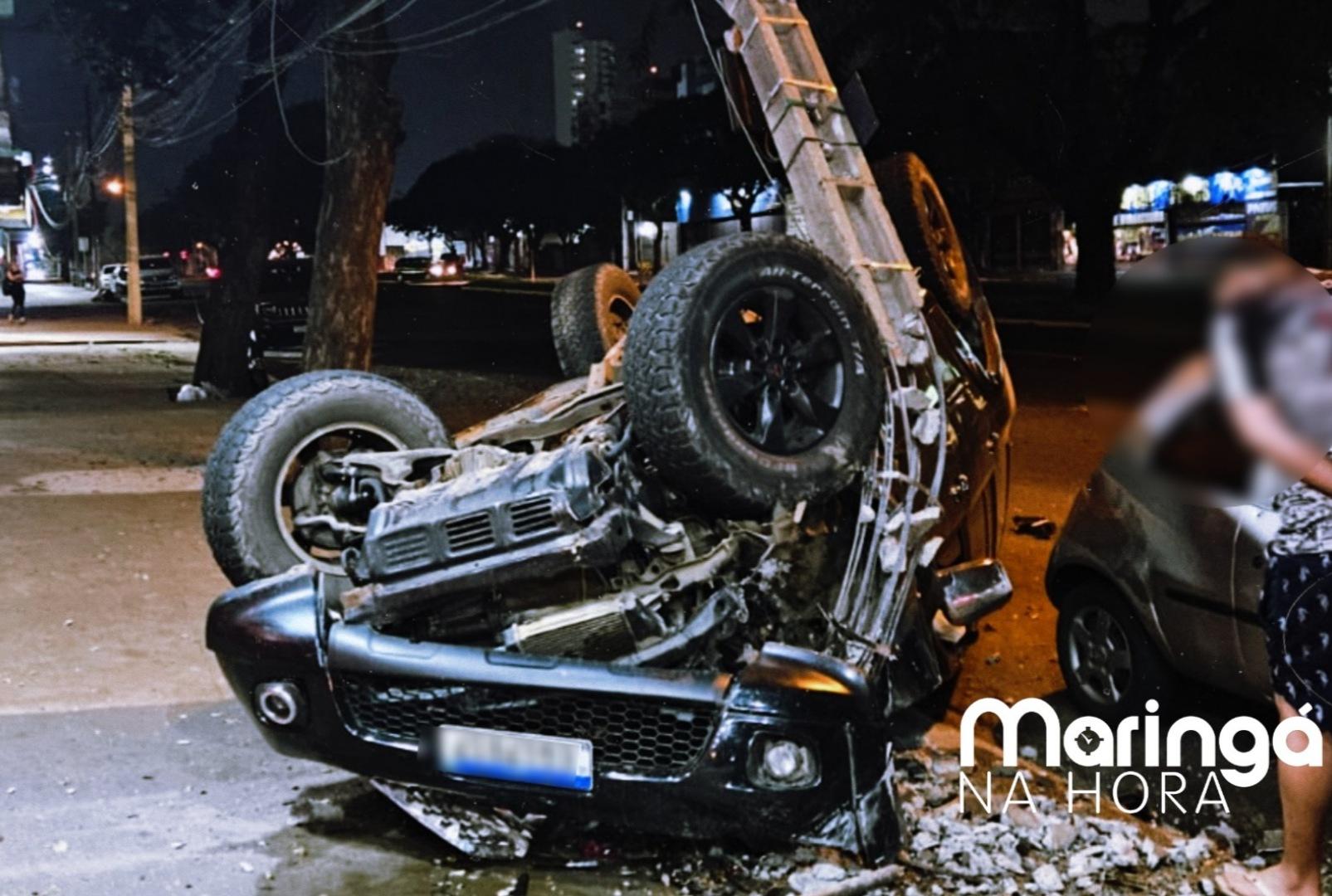 foto de Veículo capota, derruba poste e fica totalmente destruído em Maringá