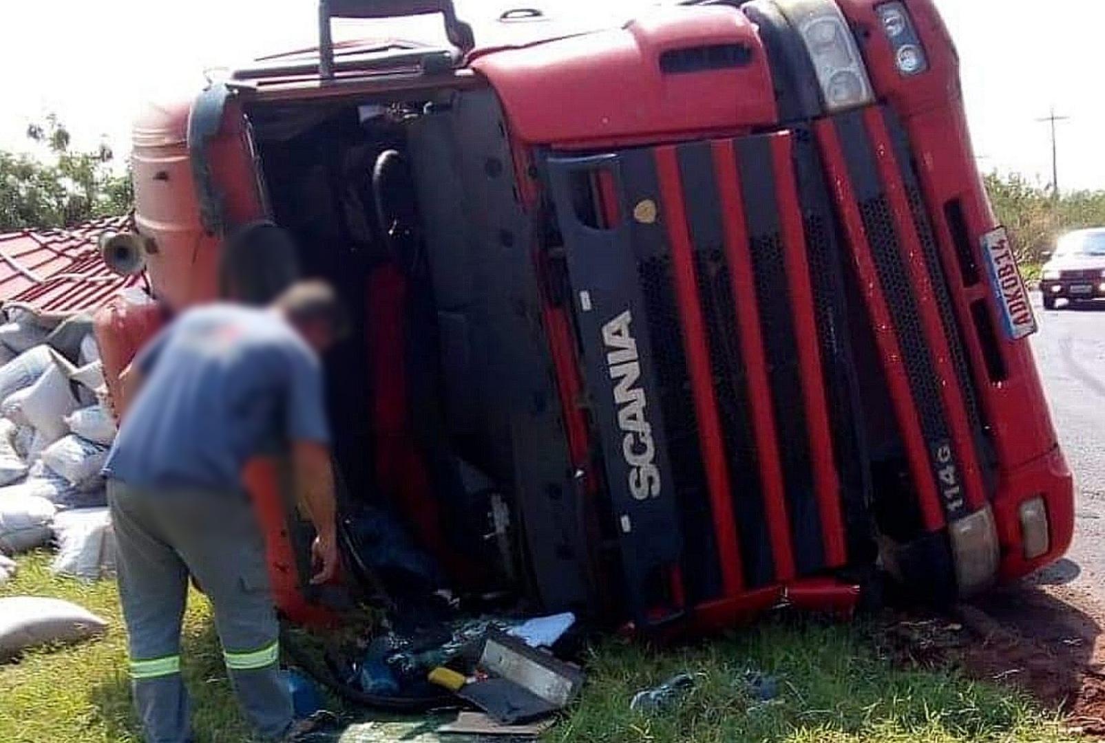 foto de Carreta fica destruída após tombar na PR-317