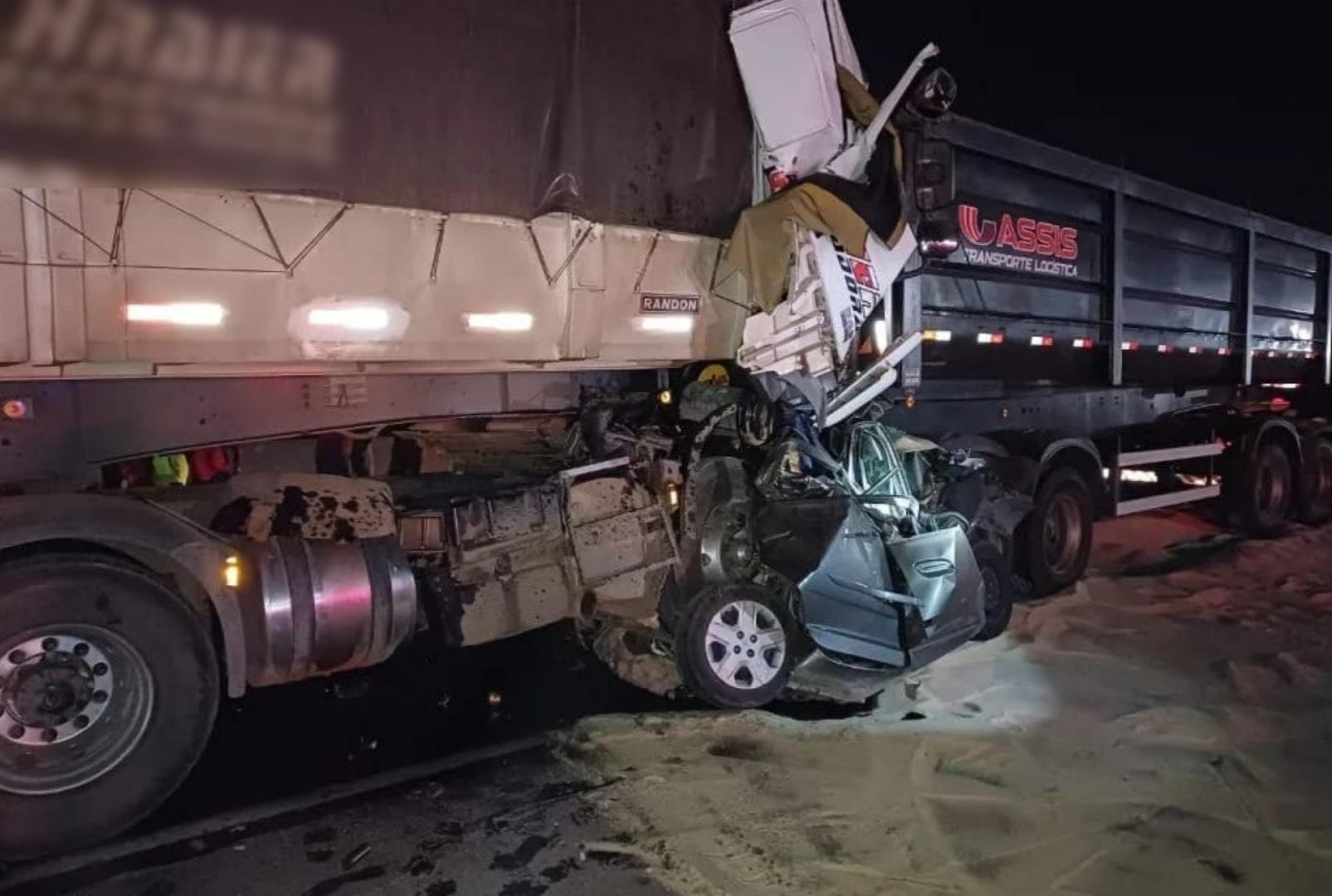 foto de Seis pessoas morrem após carro ser esmagado entre duas carretas no Paraná