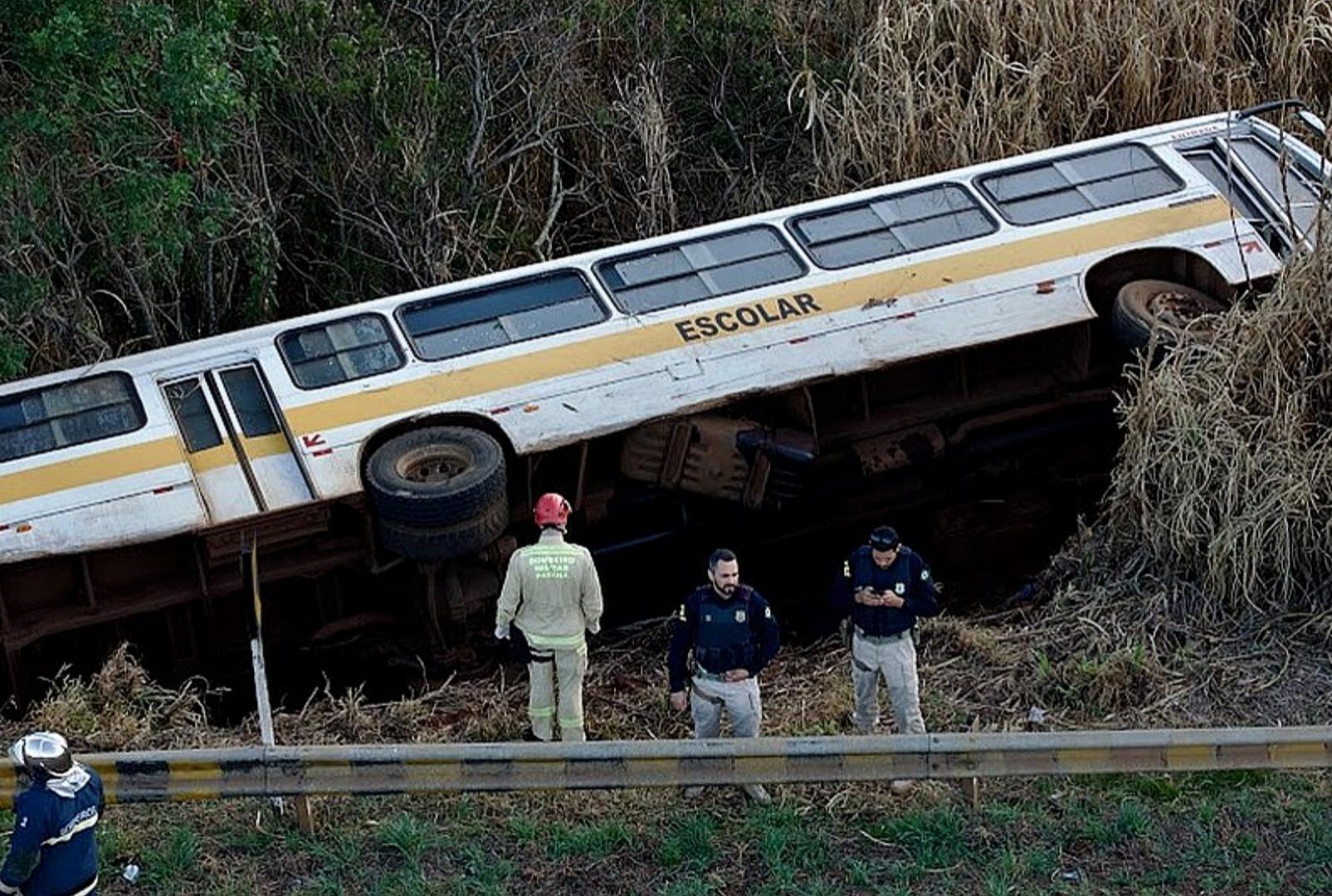 foto de Ônibus escolar com 25 crianças tomba no Paraná