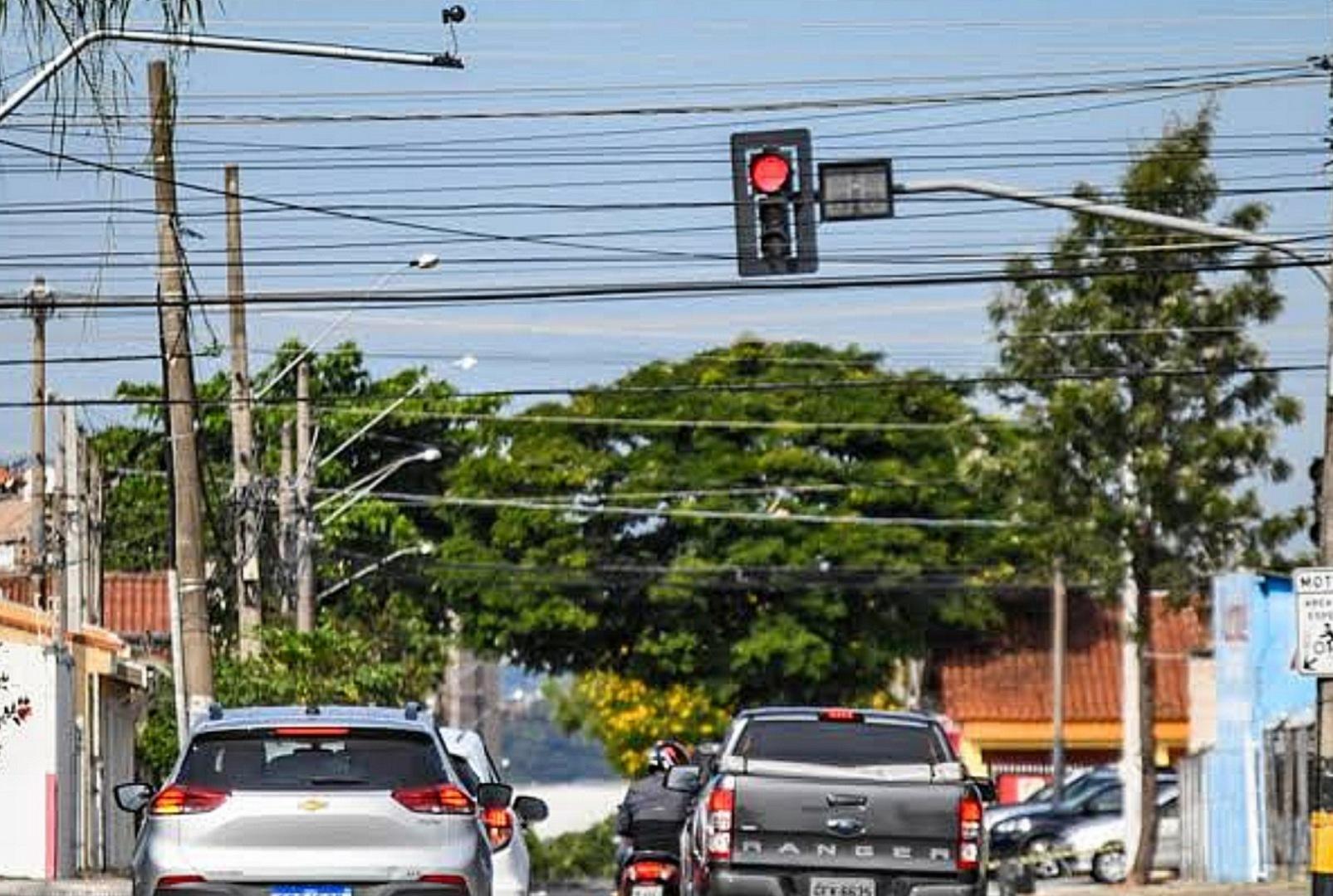 foto de Furar o sinal vermelho para dar passagem a ambulância gera multa?