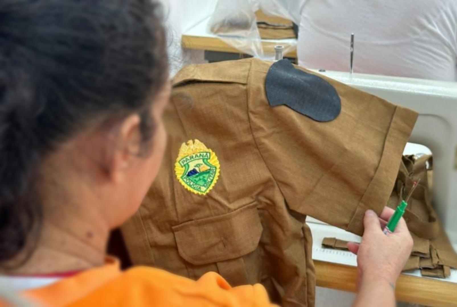 foto de Mulheres privadas de liberdade transformam fardas sem uso em produtos sustentáveis