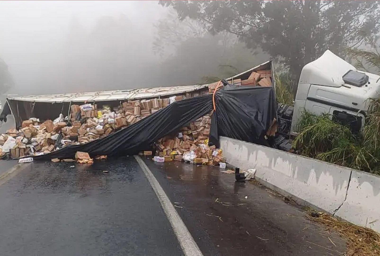 foto de População saqueia carga em acidente com mortes na BR-376