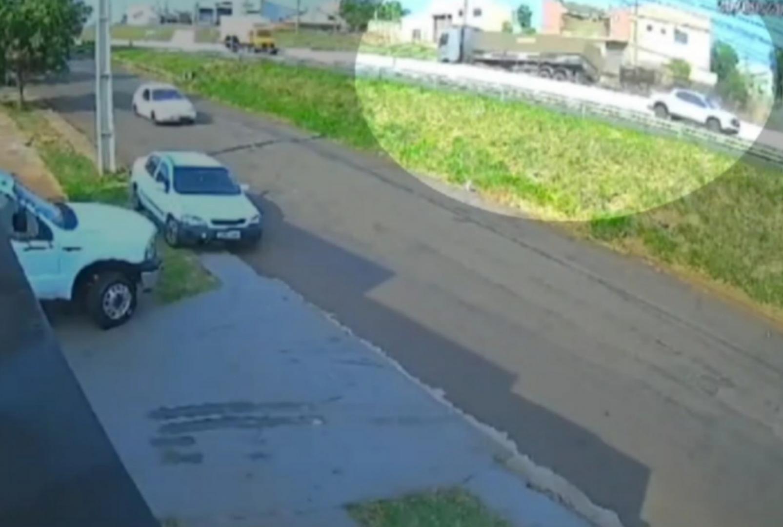 foto de Câmera de segurança registra momento em que carreta tomba e capota carro no Contorno Norte de Maringá