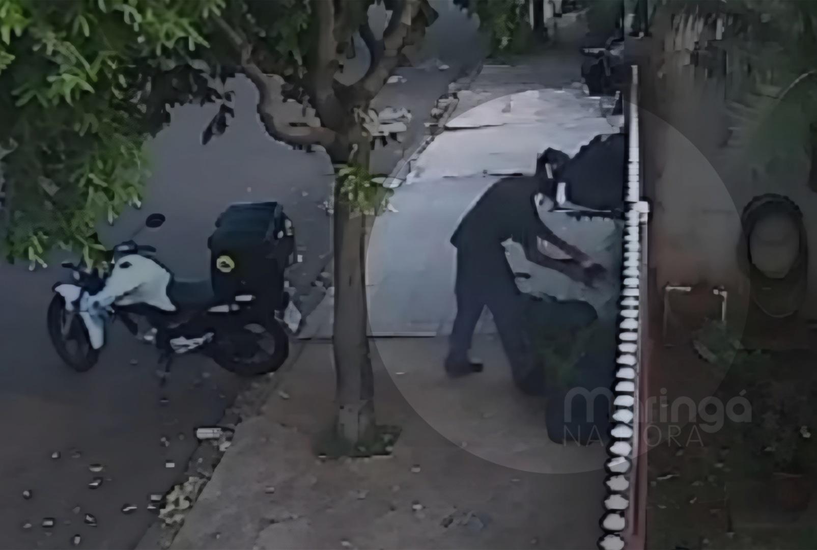 foto de Câmera de segurança registrou motociclista abandonando cachorro em Sarandi