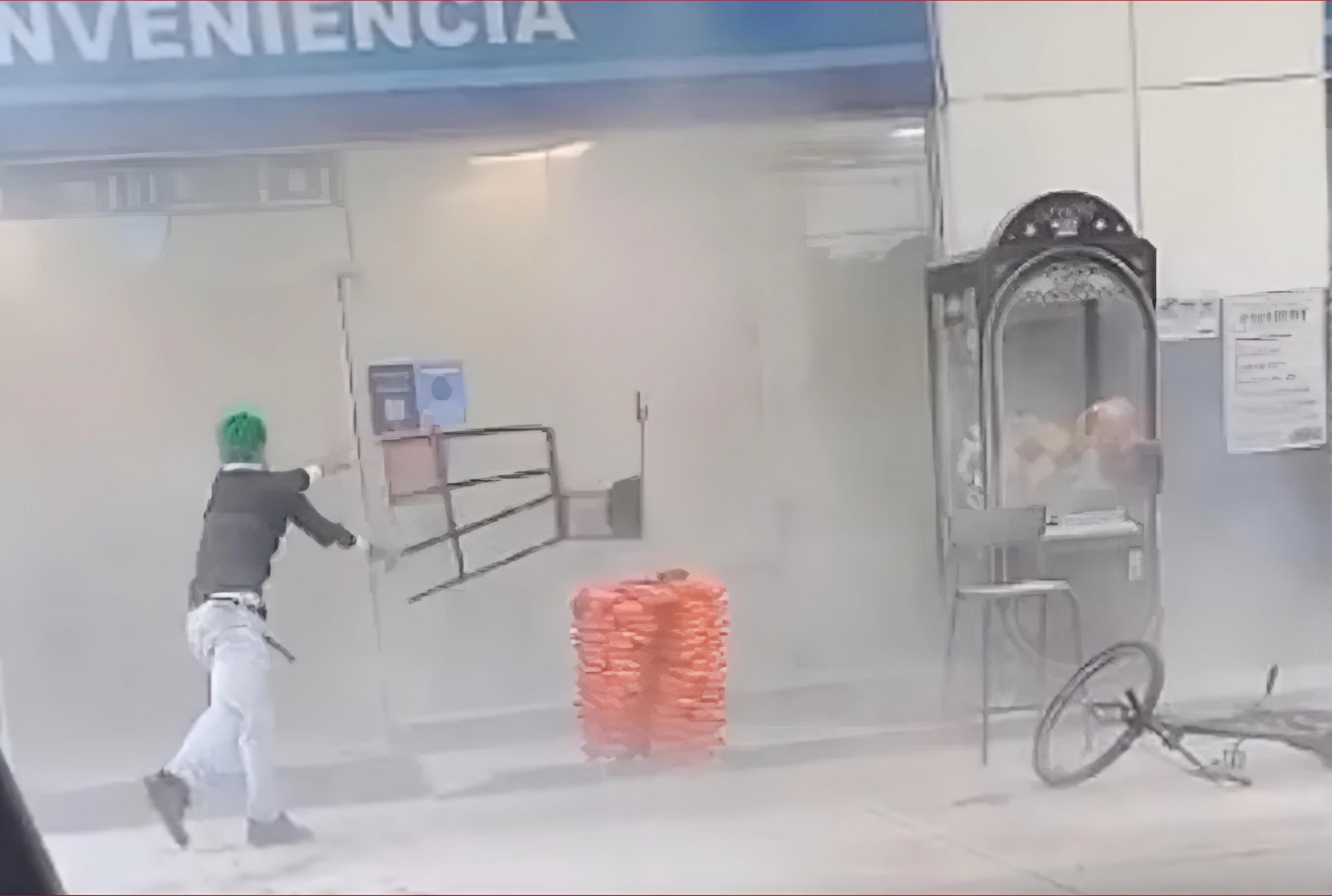 foto de Vídeo! Em fúria, jovem demitido destrói posto de gasolina no Paraná