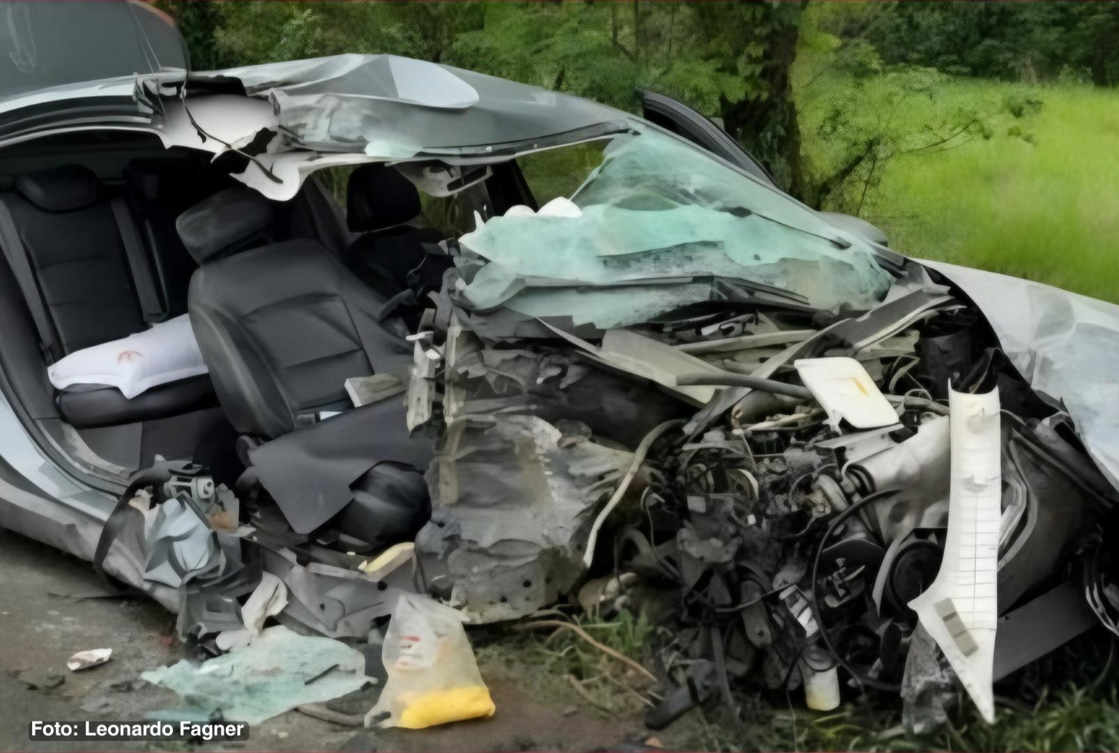 foto de Mulher morre após carro bater em árvore no Paraná