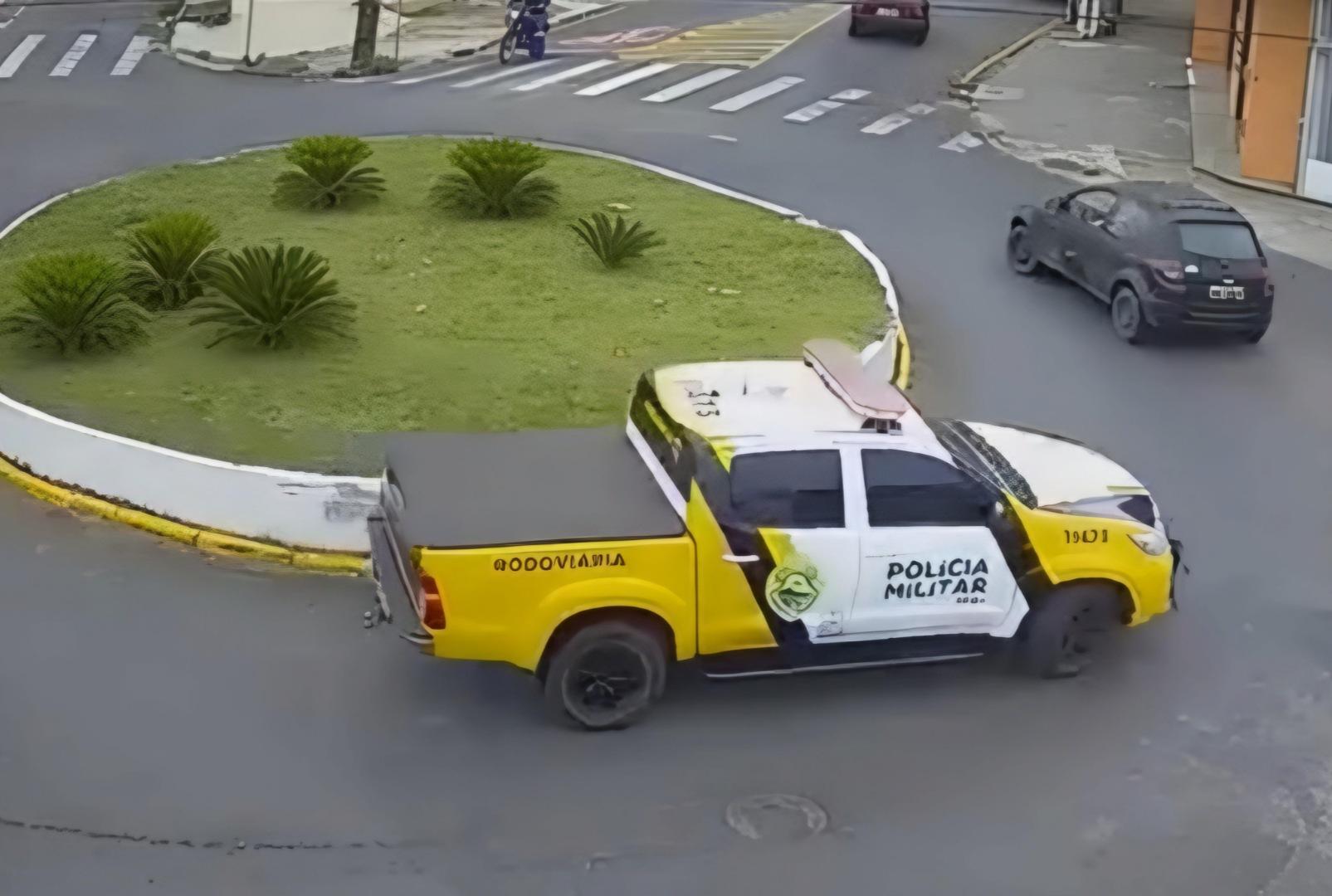 foto de Motorista tenta fugir da polícia dando voltas em rotatória em cidade do Paraná