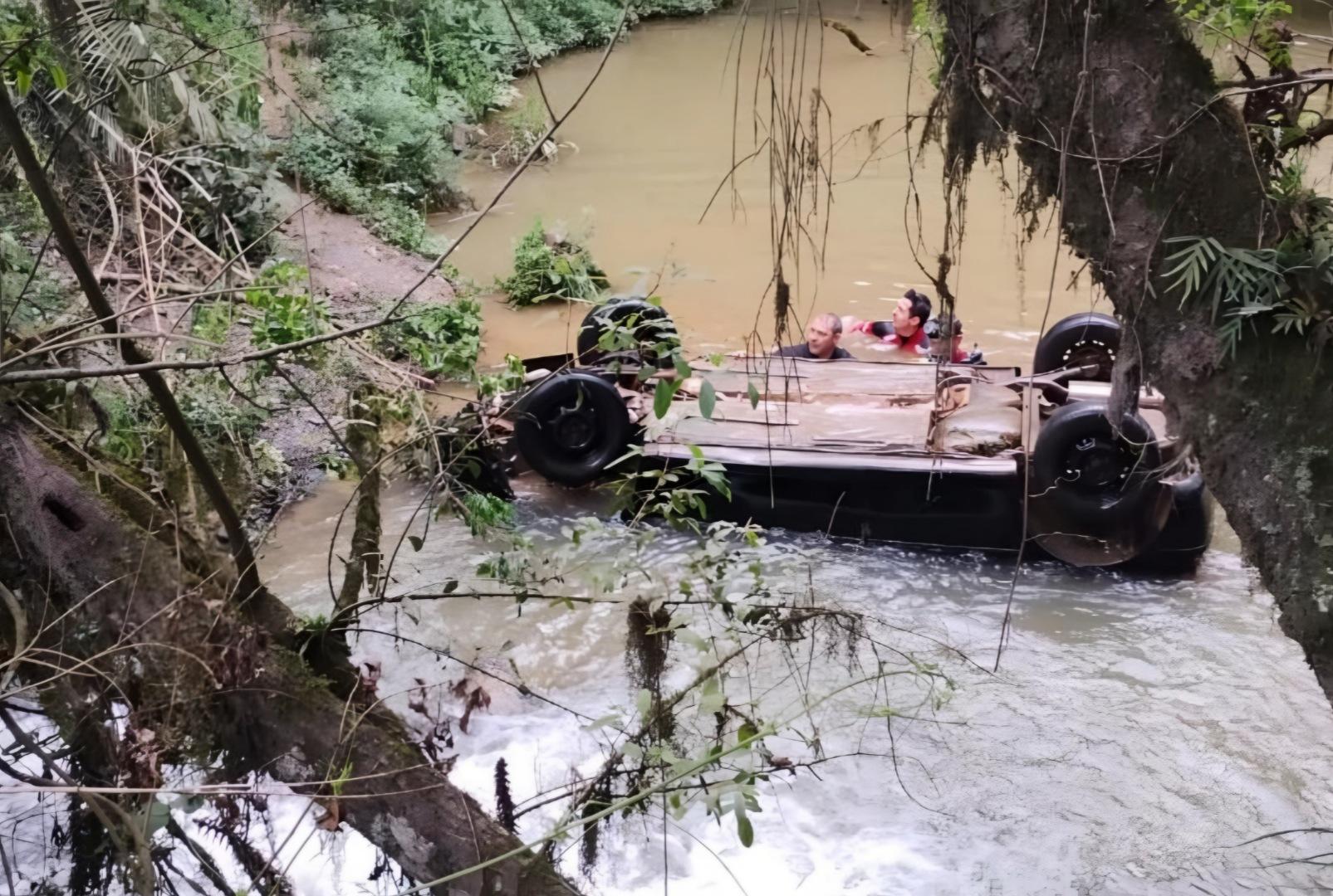 foto de Jovens de 14 e 20 anos são encontrados mortos em carro submerso em rio no Paraná