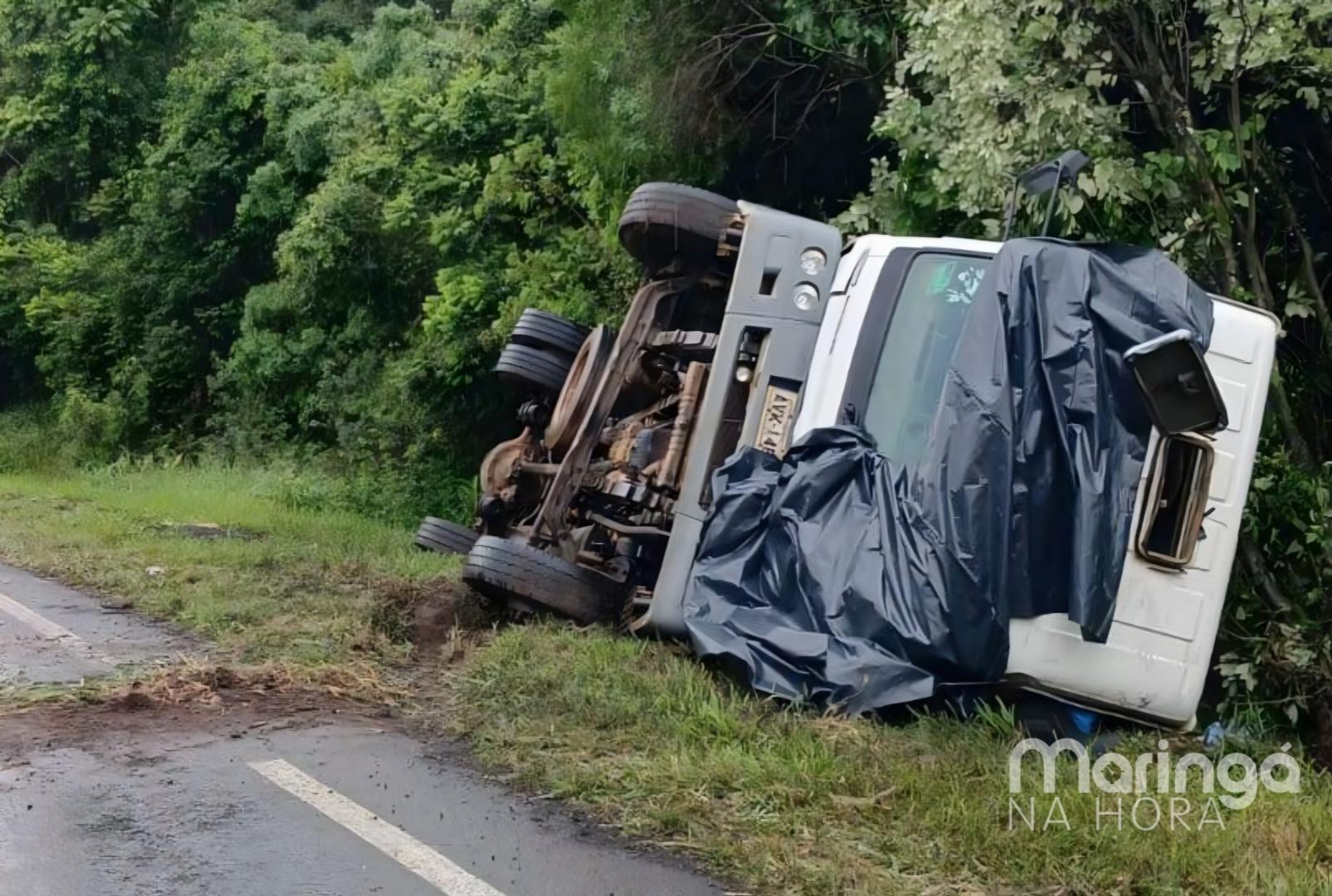 foto de Motorista morre após caminhão tombar no Paraná