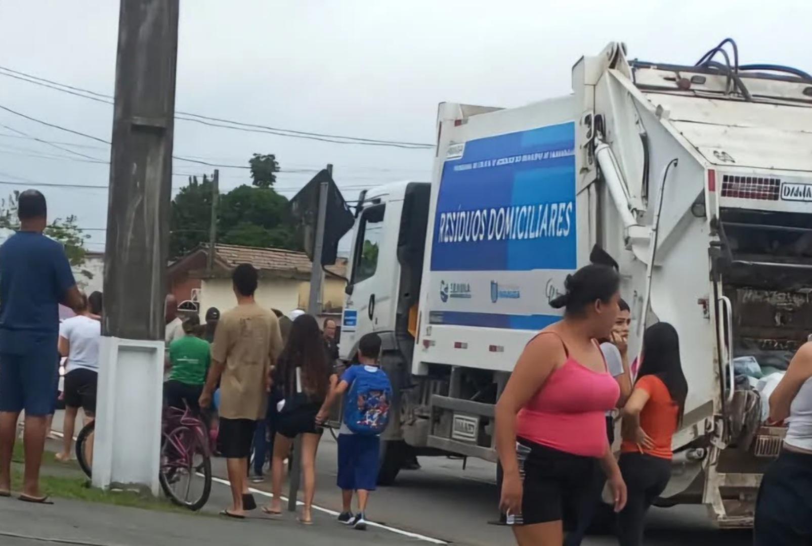 foto de Caminhão de coleta de lixo atropela e mata criança no PR