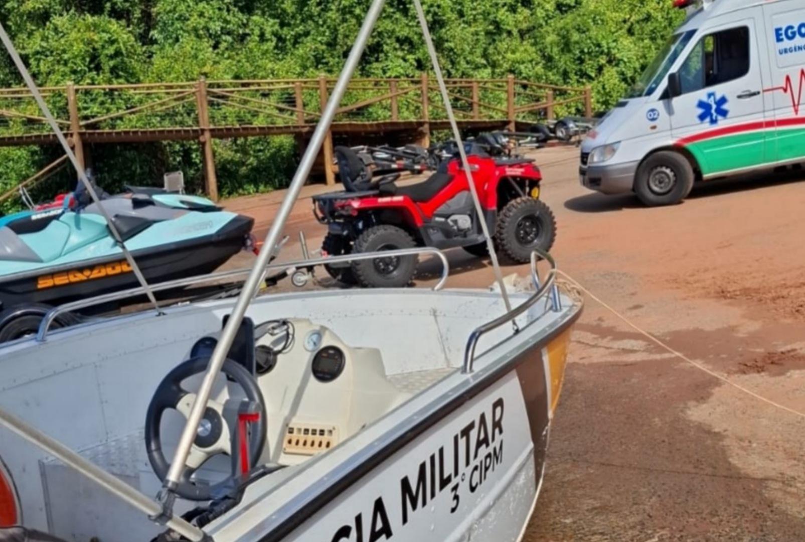 foto de Pai e filho são resgatados das águas em Porto Rico após caírem de jet ski