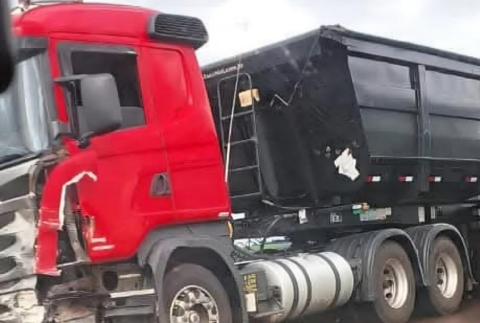 foto de Batida frontal entre carreta e carro deixa mortos e feridos 