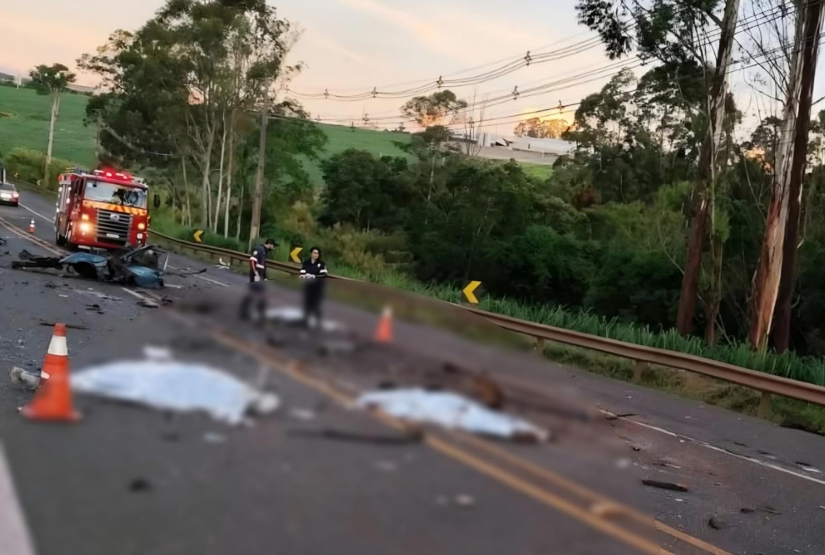 foto de Três pessoas morrem em acidente entre caminhão e carro de passeio