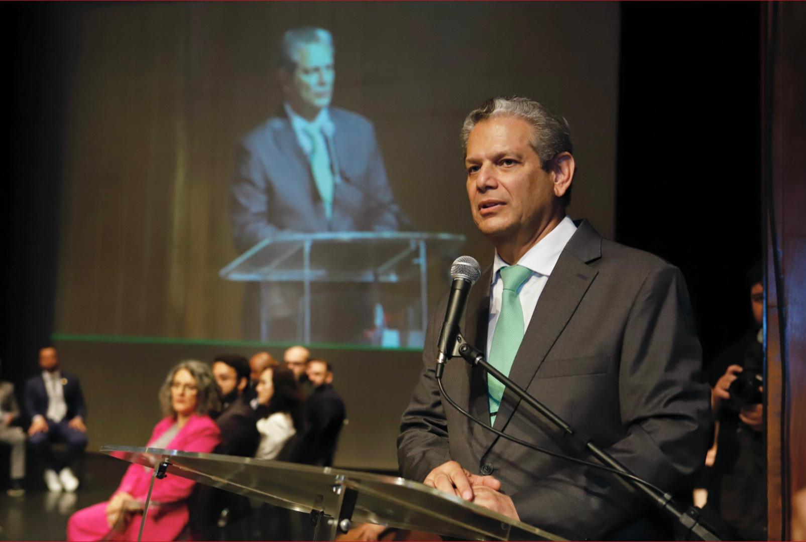 foto de Com o Teatro Calil Haddad lotado, Silvio Barros e Sandra Jacovós tomam posse como prefeito e vice-prefeita de Maringá