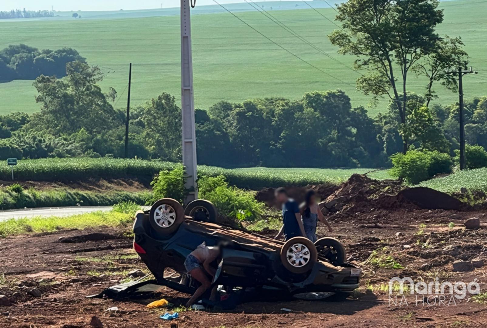 foto de Carro com placas de Maringá capota em rodovia e pessoas ficam feridas