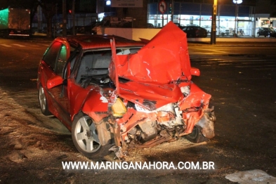 foto de Acidente entre caminhão tanque e carro deixa motorista gravemente ferido em Maringá