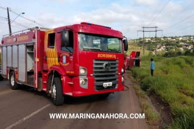 foto de Carreta tomba e espalha soja no Contorno Sul, em Maringá