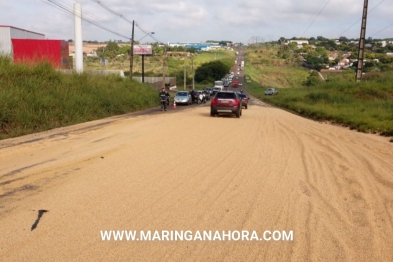 foto de Carreta tomba e espalha soja no Contorno Sul, em Maringá