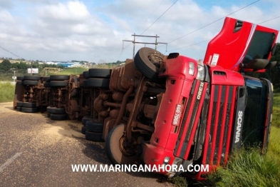 foto de Carreta tomba e espalha soja no Contorno Sul, em Maringá