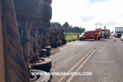 foto de Carreta tomba e espalha soja no Contorno Sul, em Maringá