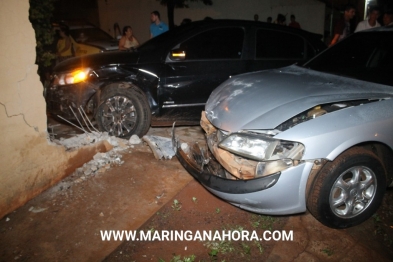 foto de Carros batem em cruzamento e invadem residência no Jardim Monte Cristo em Paiçandu