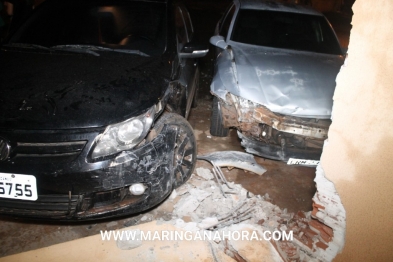 foto de Carros batem em cruzamento e invadem residência no Jardim Monte Cristo em Paiçandu