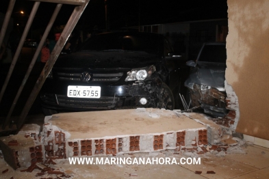 foto de Carros batem em cruzamento e invadem residência no Jardim Monte Cristo em Paiçandu