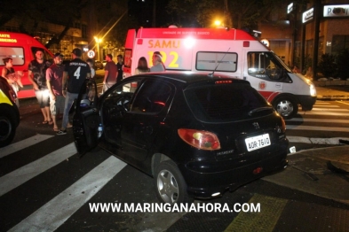 foto de Acidente deixa três feridos e carro destruído no centro de Maringá