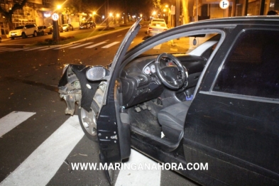 foto de Acidente deixa três feridos e carro destruído no centro de Maringá