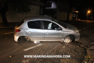 foto de Acidente deixa três feridos e carro destruído no centro de Maringá