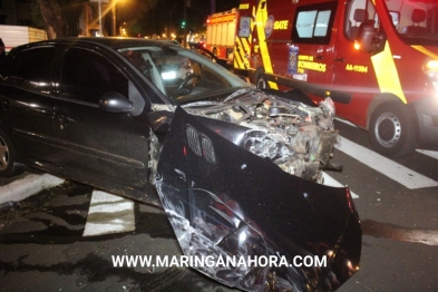 foto de Acidente deixa três feridos e carro destruído no centro de Maringá