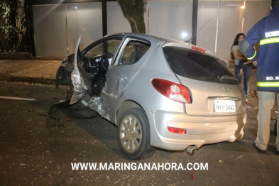 foto de Acidente deixa três feridos e carro destruído no centro de Maringá