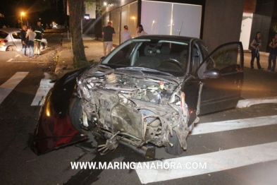 foto de Acidente deixa três feridos e carro destruído no centro de Maringá