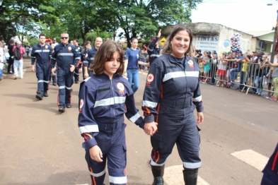 foto de Sarandi comemora 37 anos com desfile e bolo gigante