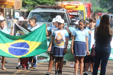 foto de Sarandi comemora 37 anos com desfile e bolo gigante