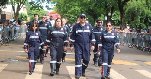 Sarandi comemora 37 anos com desfile e bolo gigante