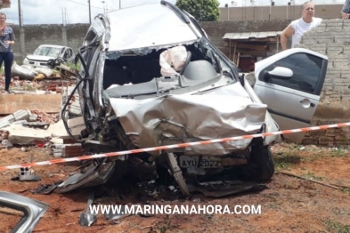 foto de Maringá; carro invade terreno baldio, bate em muro e duas pessoas ficam gravemente feridas