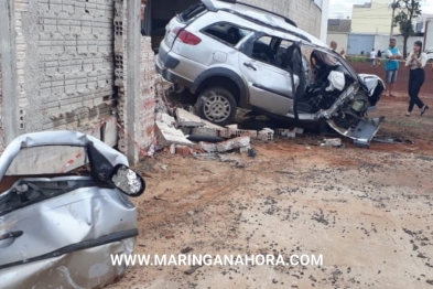 foto de Maringá; carro invade terreno baldio, bate em muro e duas pessoas ficam gravemente feridas