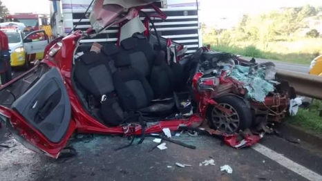 foto de Ponta Grossa - Motorista sobrevive após ter carro prensado entre ônibus e caminhão