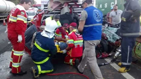 foto de Ponta Grossa - Motorista sobrevive após ter carro prensado entre ônibus e caminhão